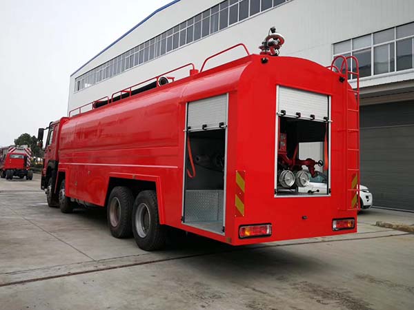 重汽21噸消防灑水車(chē)